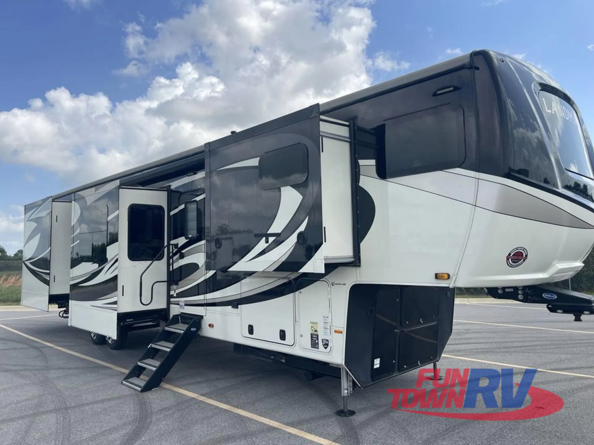 2021 Heartland Landmark Fifth Wheel Tucson