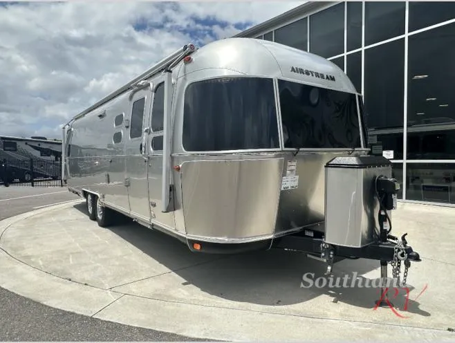 2024 Airstream Classic Queen 30RB - Photo 2