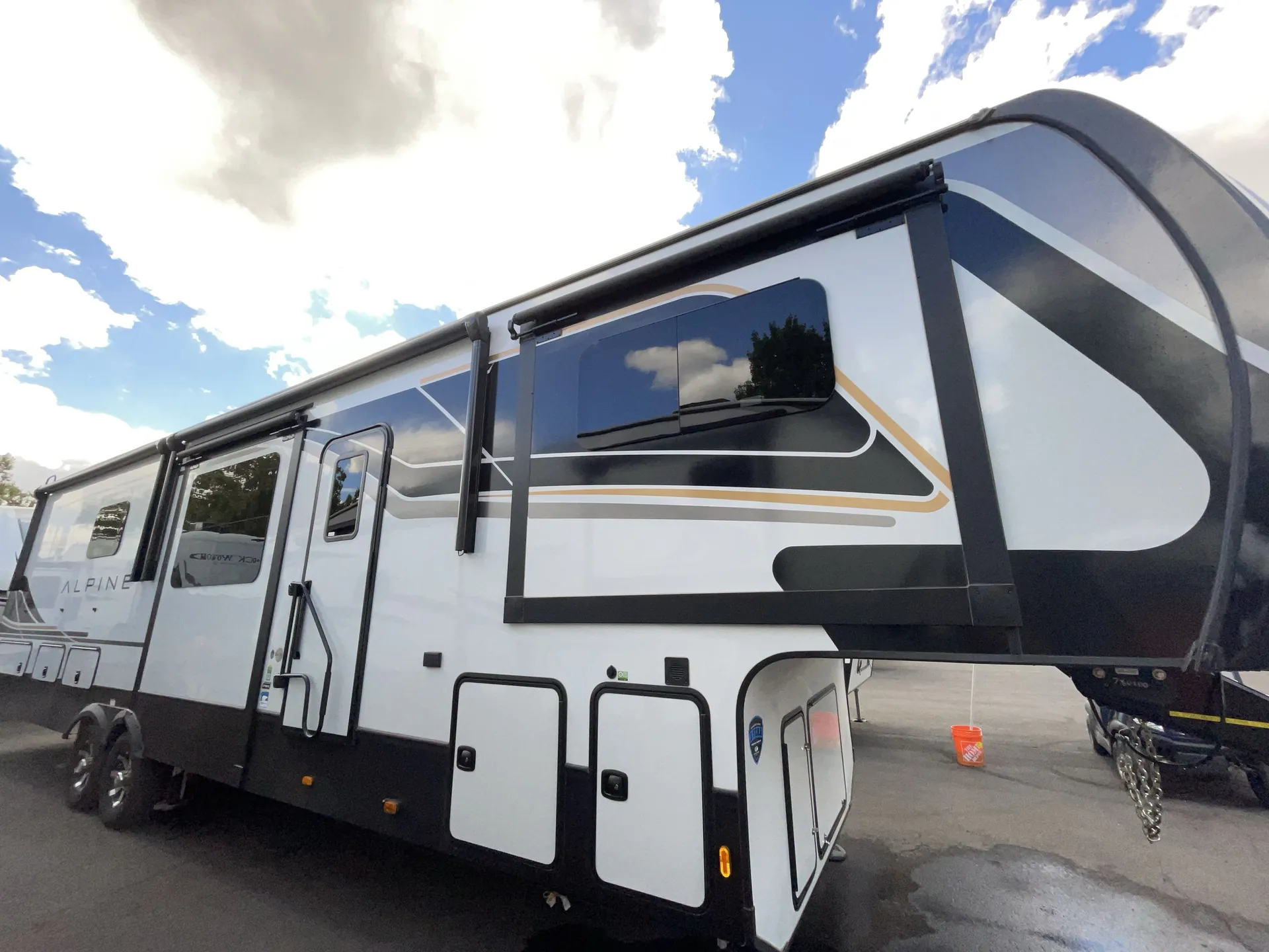 2025 Keystone Alpine 3712KB — campside