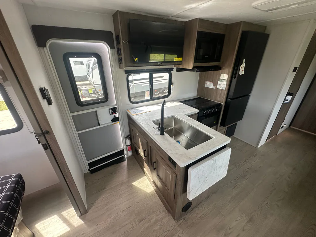 2026 Coachmen Freedom Express Select 30SE, Photos photo 17