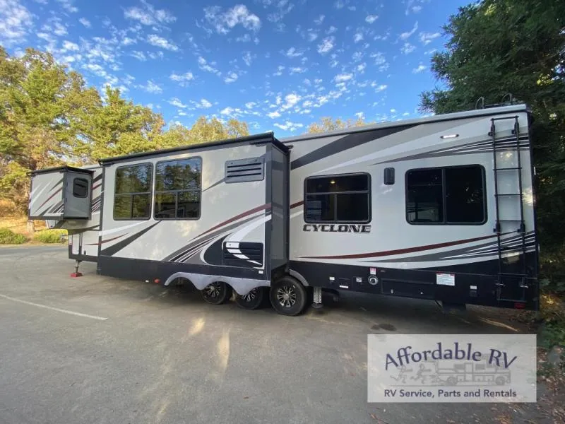 2019 Heartland Cyclone Used    4200 - Photo 3
