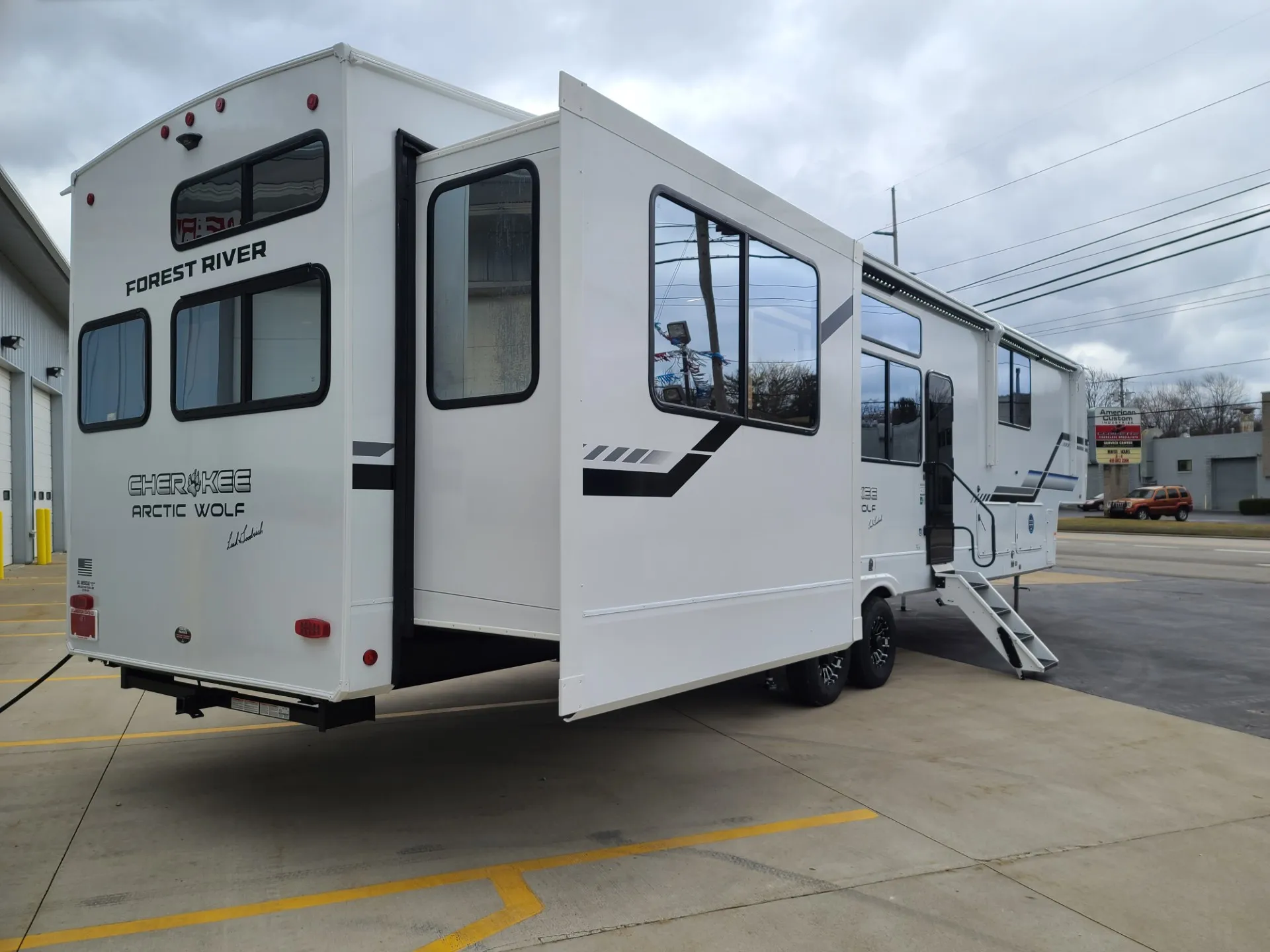 2026 Forest River Cherokee Arctic Wolf 38LEAHG — Photo 7