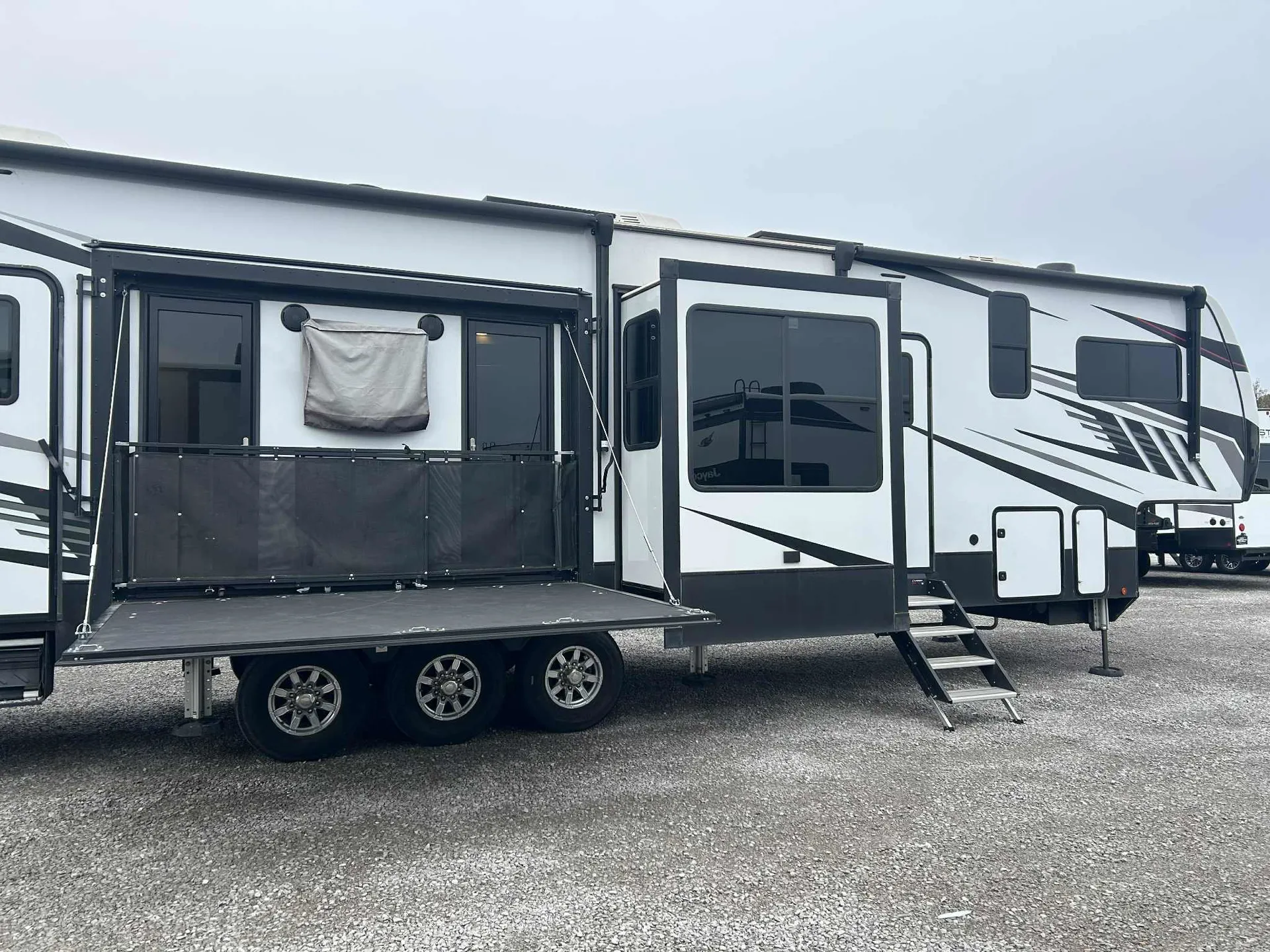 2023 Alliance RV Valor 42V13 - Photo 4