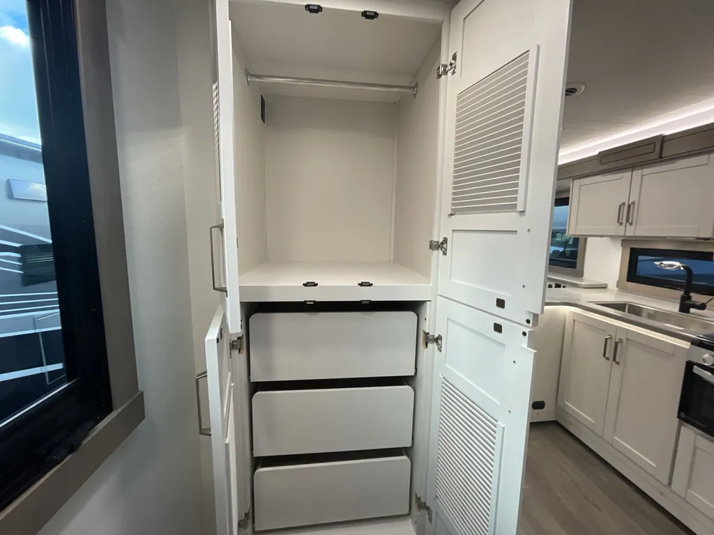 2027 Entegra Coach Vision XL 36C, Photos photo 32