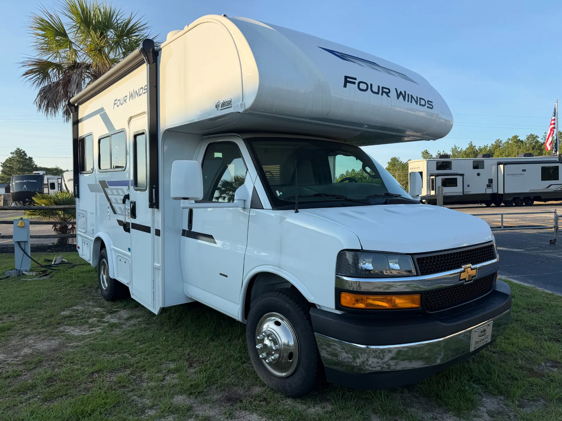 2026 Thor Motor Coach Four Winds 19Z - Photo 2