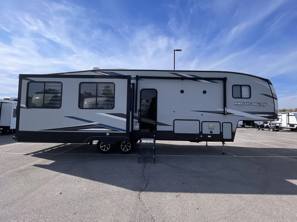 2022 Forest River Cherokee Arctic Wolf 327MB, Photos photo 3