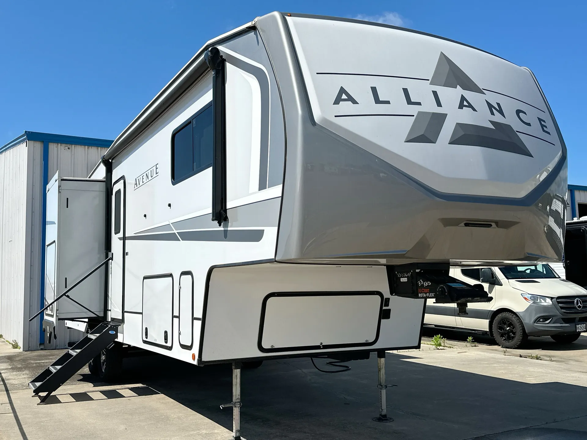 2024 Alliance RV Avenue 33RKS - Photo 2