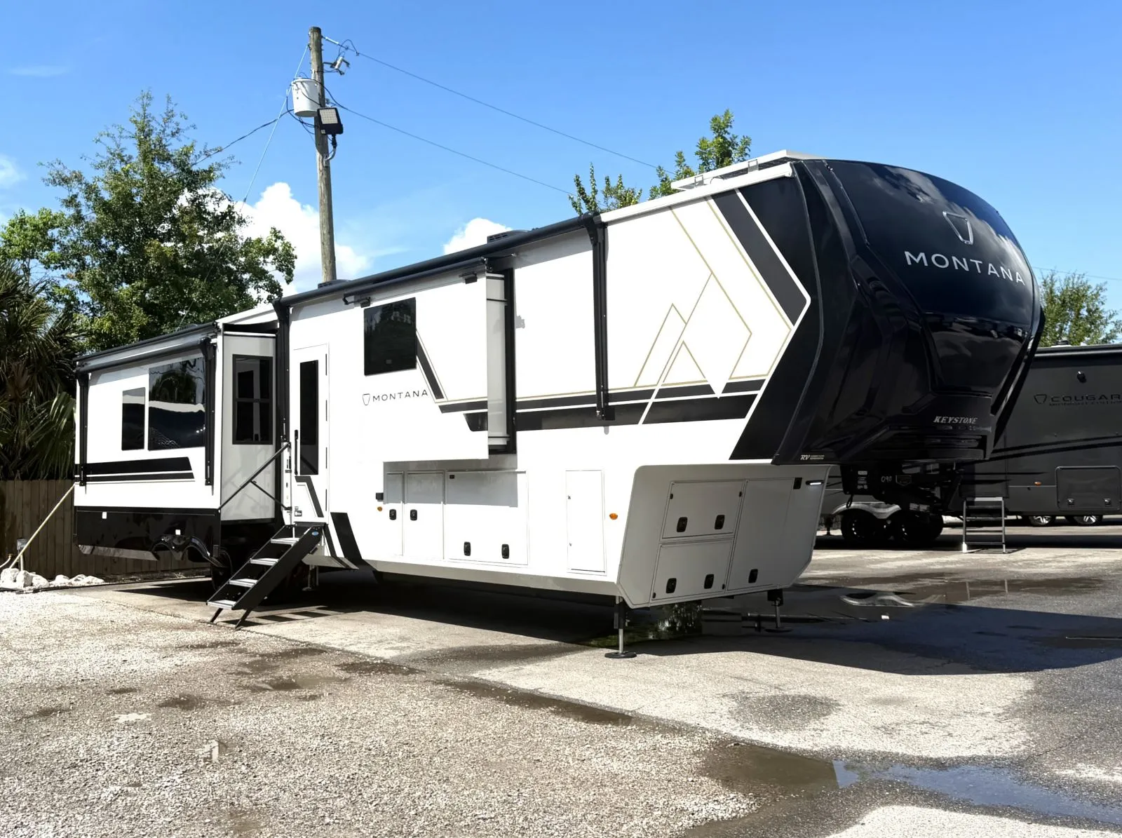 2027 Keystone Rv Montana 3900RK - Photo 2