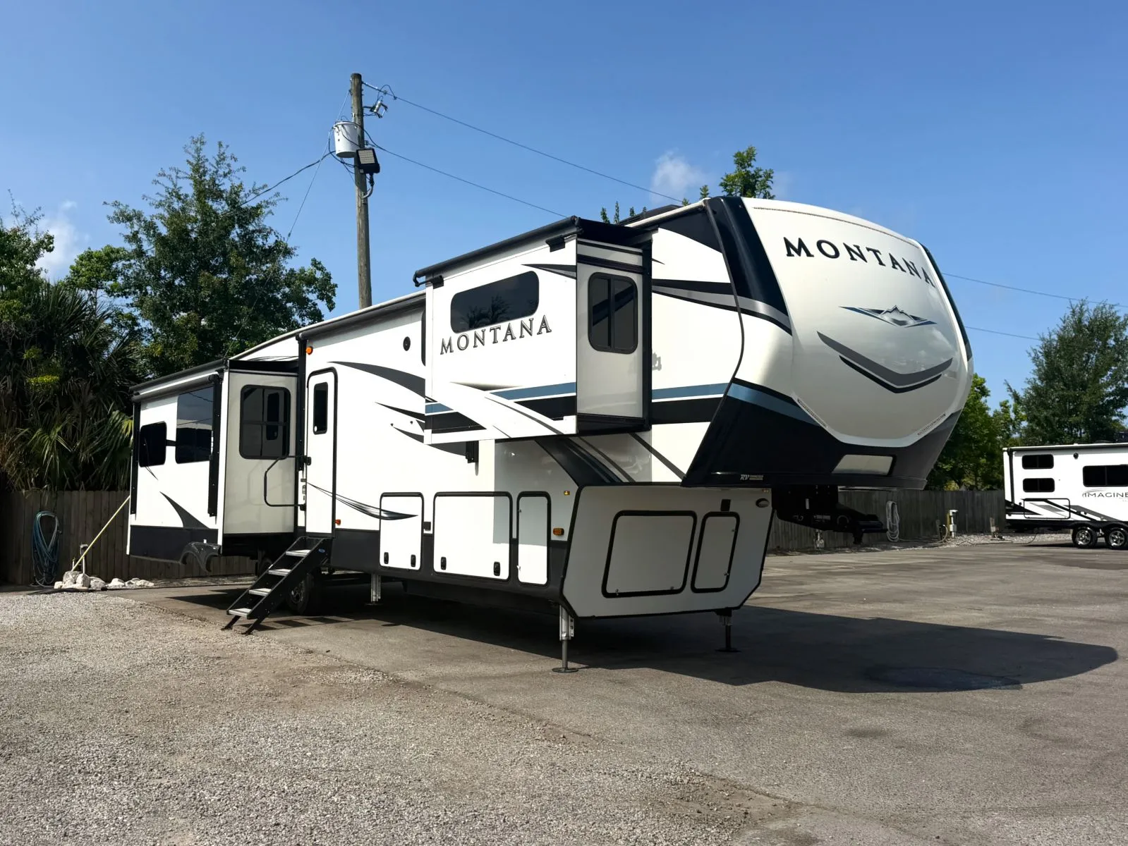 2021 Keystone Montana 3781RL - Photo 2