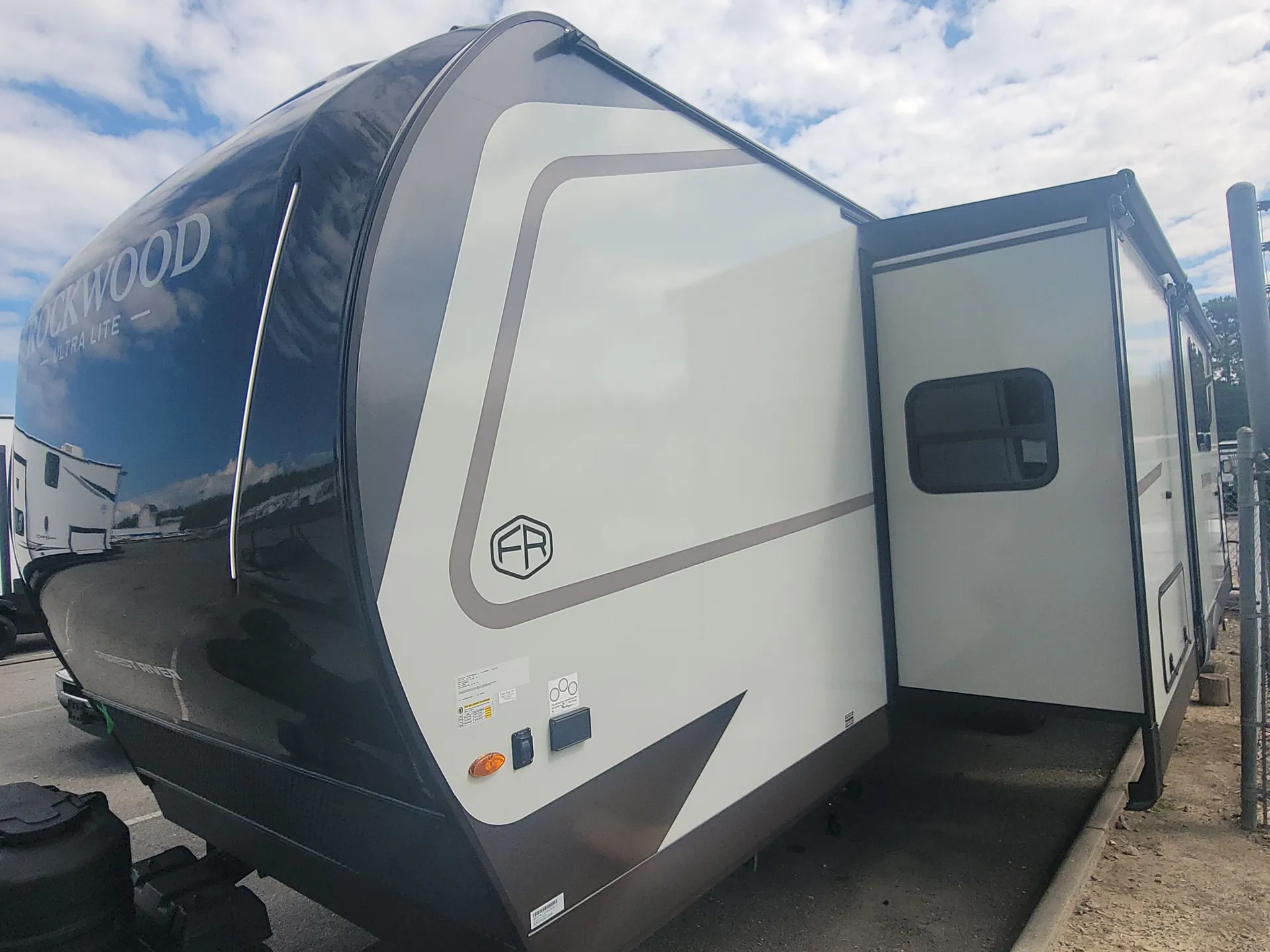2027 Forest River Rockwood Ultra Lite 2711RK — off campside