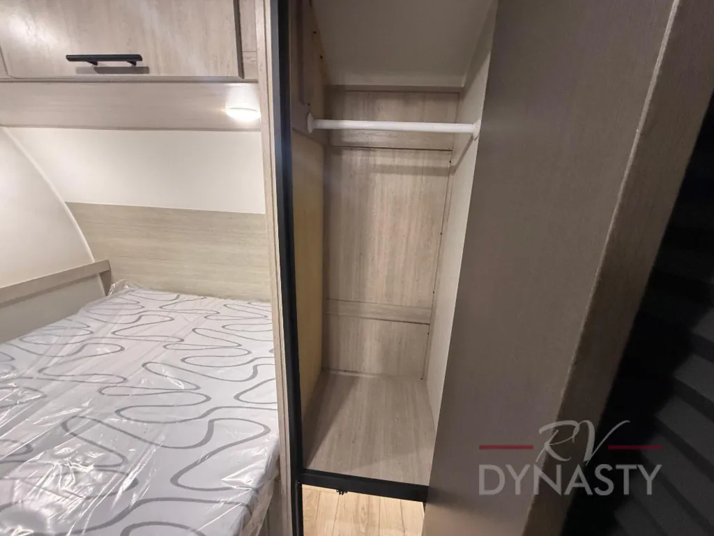 2027 East to West Della Terra 280BH, Photos photo 48