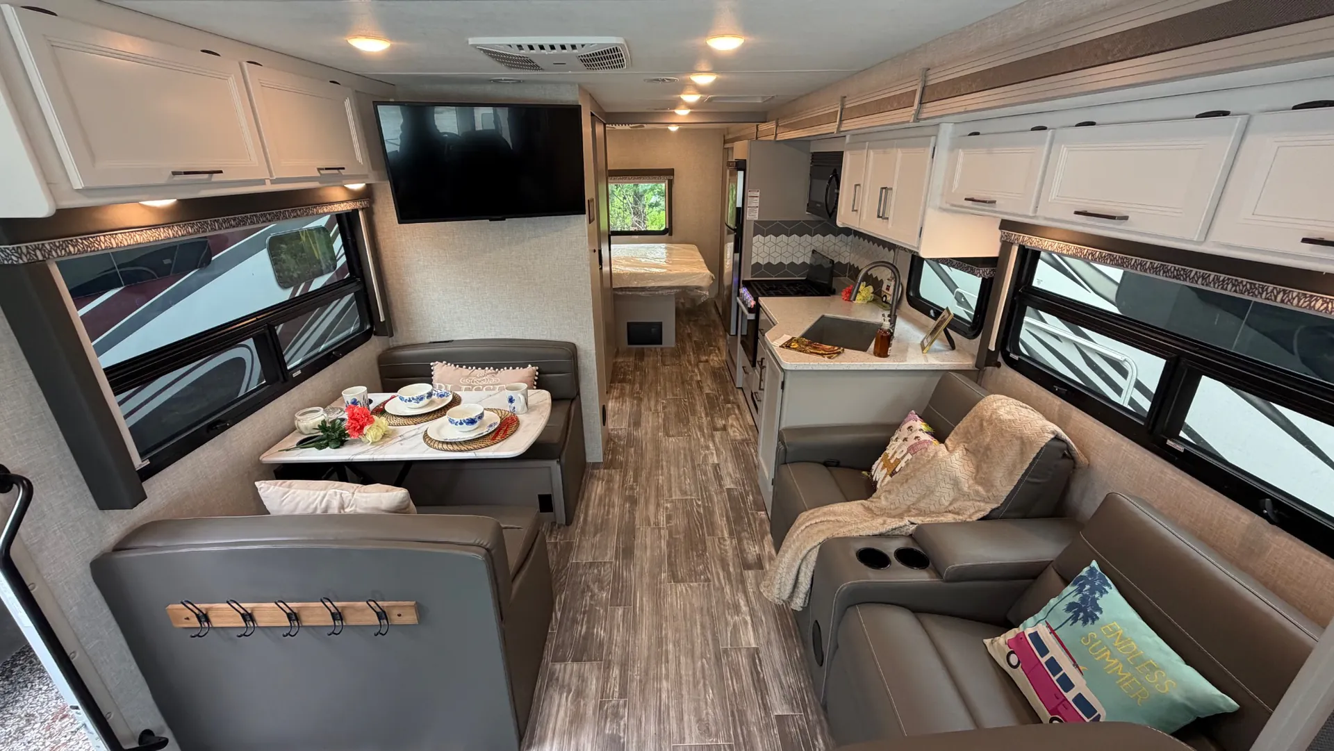 2024 Thor Motor Coach Hurricane 29M - Photo 3