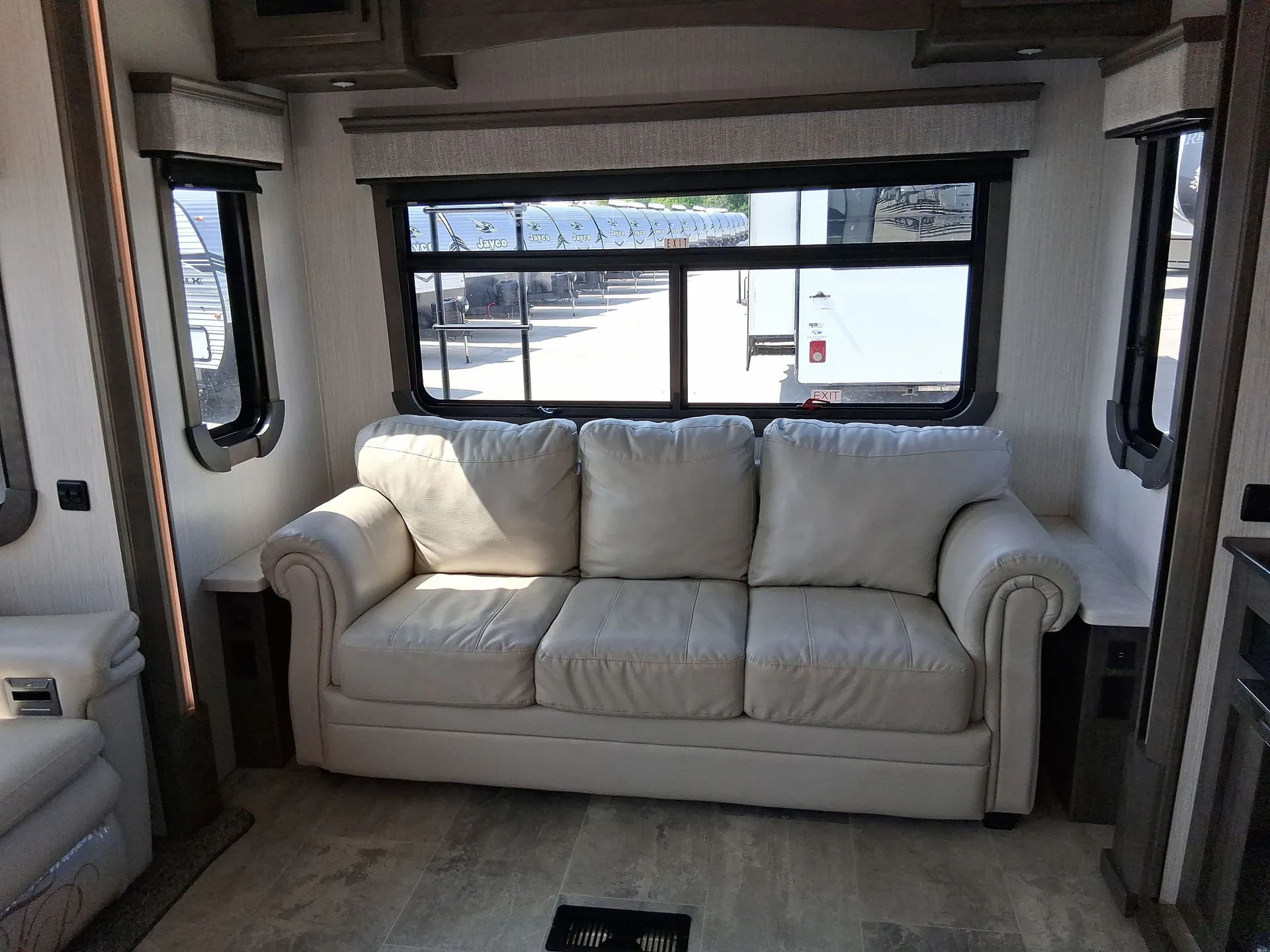 2021 Heartland Bighorn 3300DL — living area main