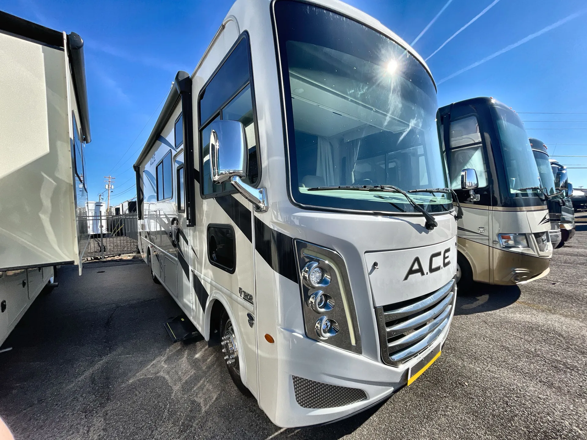 2023 Thor Motor Coach A.C.E 29D - Photo 2