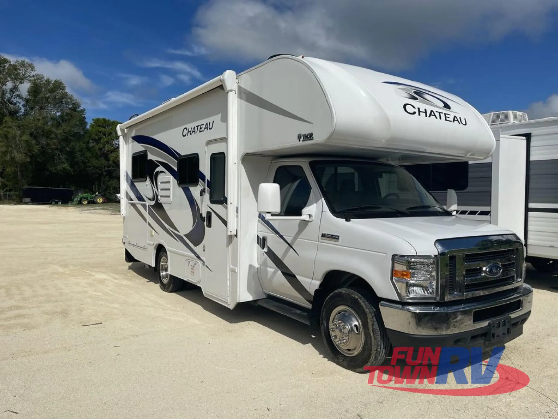 2023 Thor Motor Coach Chateau 22E - Photo 2