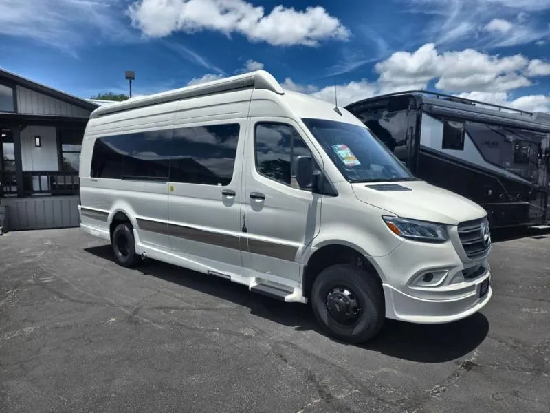 2027 Grech RV Strada-ion AWD TOUR - Photo 2