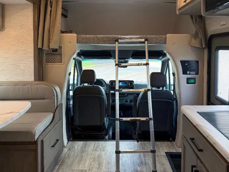 2024 Thor Motor Coach Magnitude 24C - Photo 3