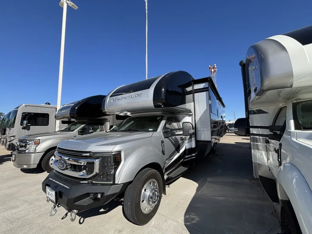 2024 Thor Motor Coach Magnitude BT36 - Photo 4