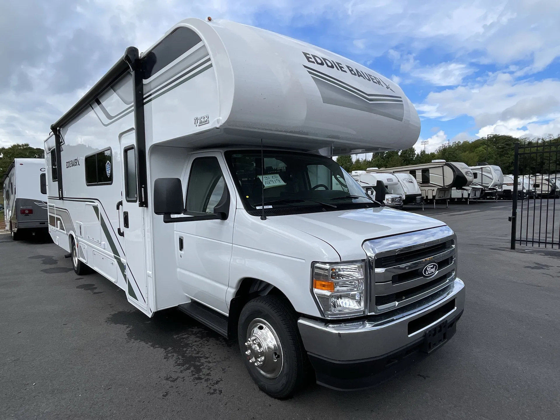 2026 Thor Motor Coach Eddie Bauer 31ED - Photo 2
