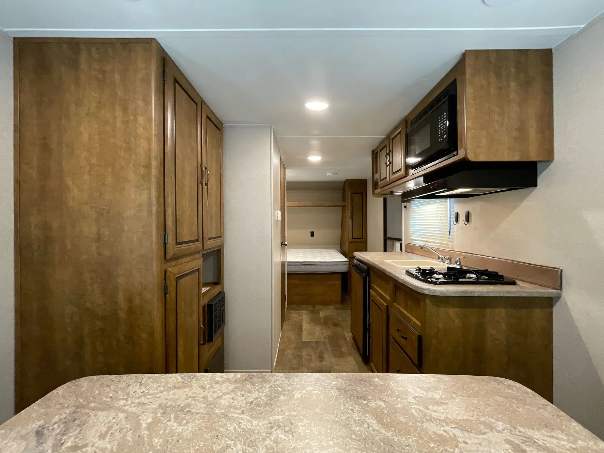 2018 crossroads Zinger 18RD — living area main