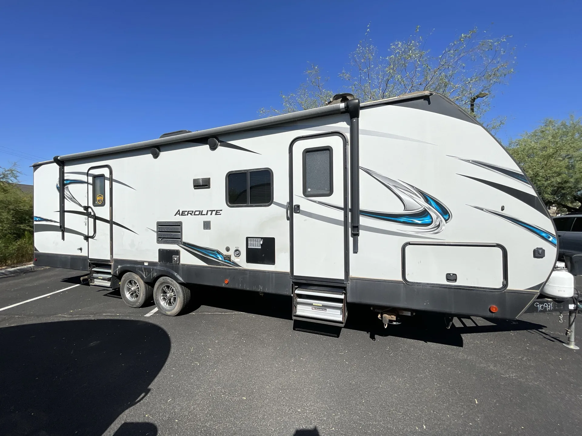 2018 Dutchmen Aerolite 2843BH — campside