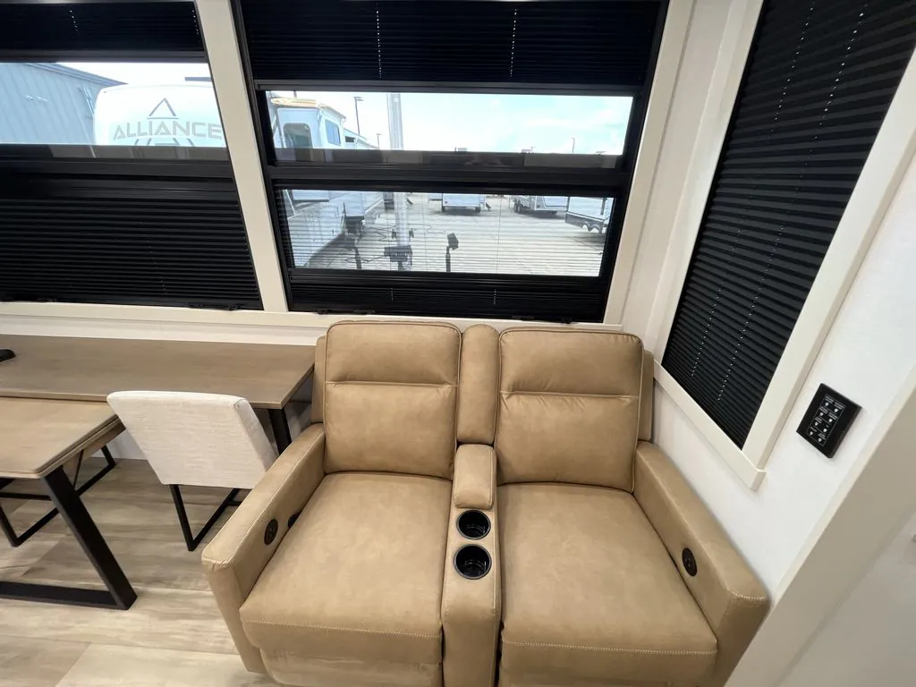 2027 Brinkley Model G 4170, Photos photo 17