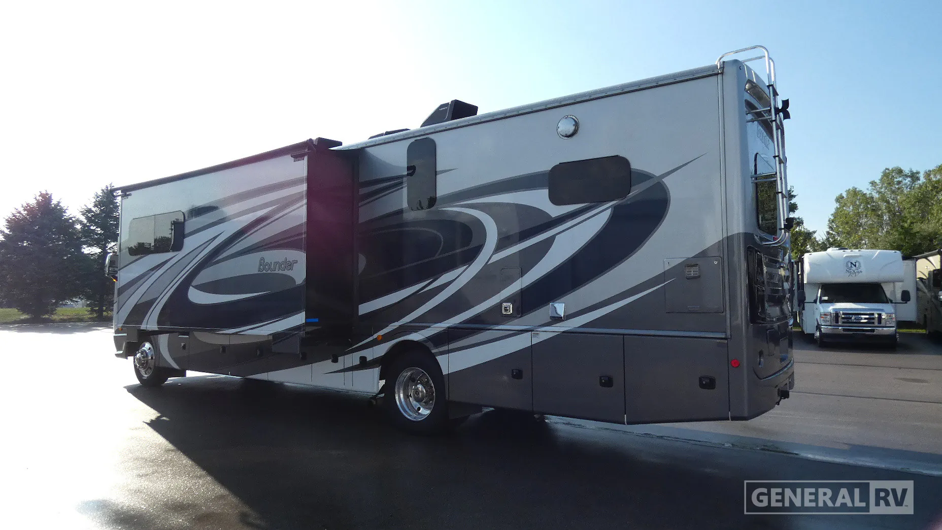 2023 Fleetwood Bounder 35GL - Photo 4