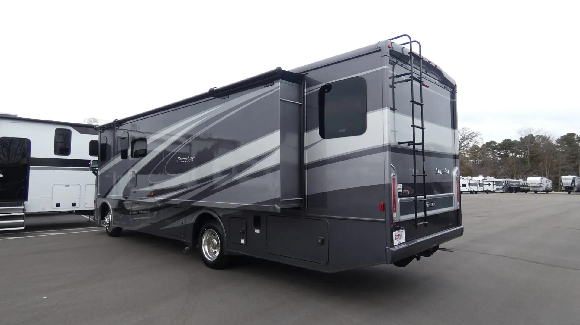 2025 Winnebago Sunstar 33K - Photo 4