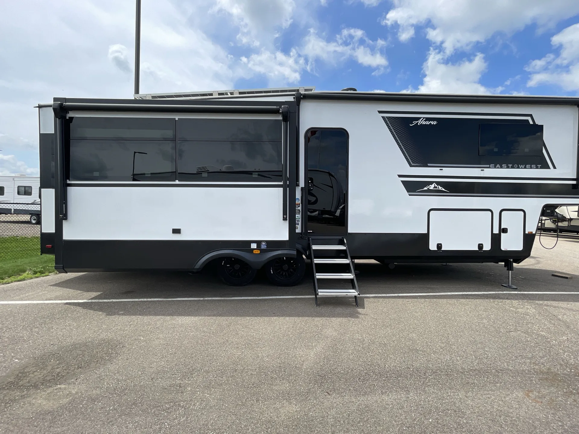 2025 East to West Ahara 365RL — bathroom