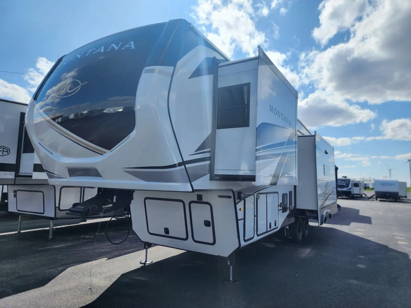 2025 Keystone Montana 3123RL - Photo 4