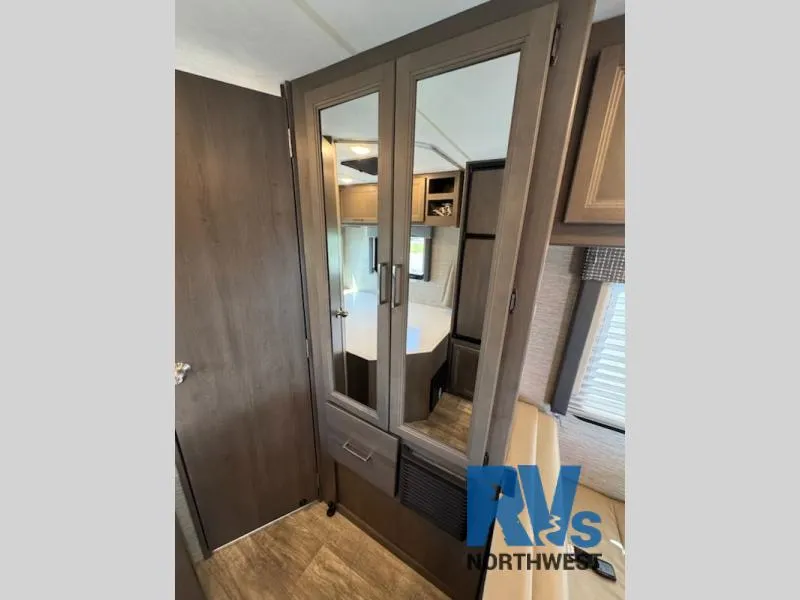 2023 Thor Motor Coach Chateau 22E - Photo 4