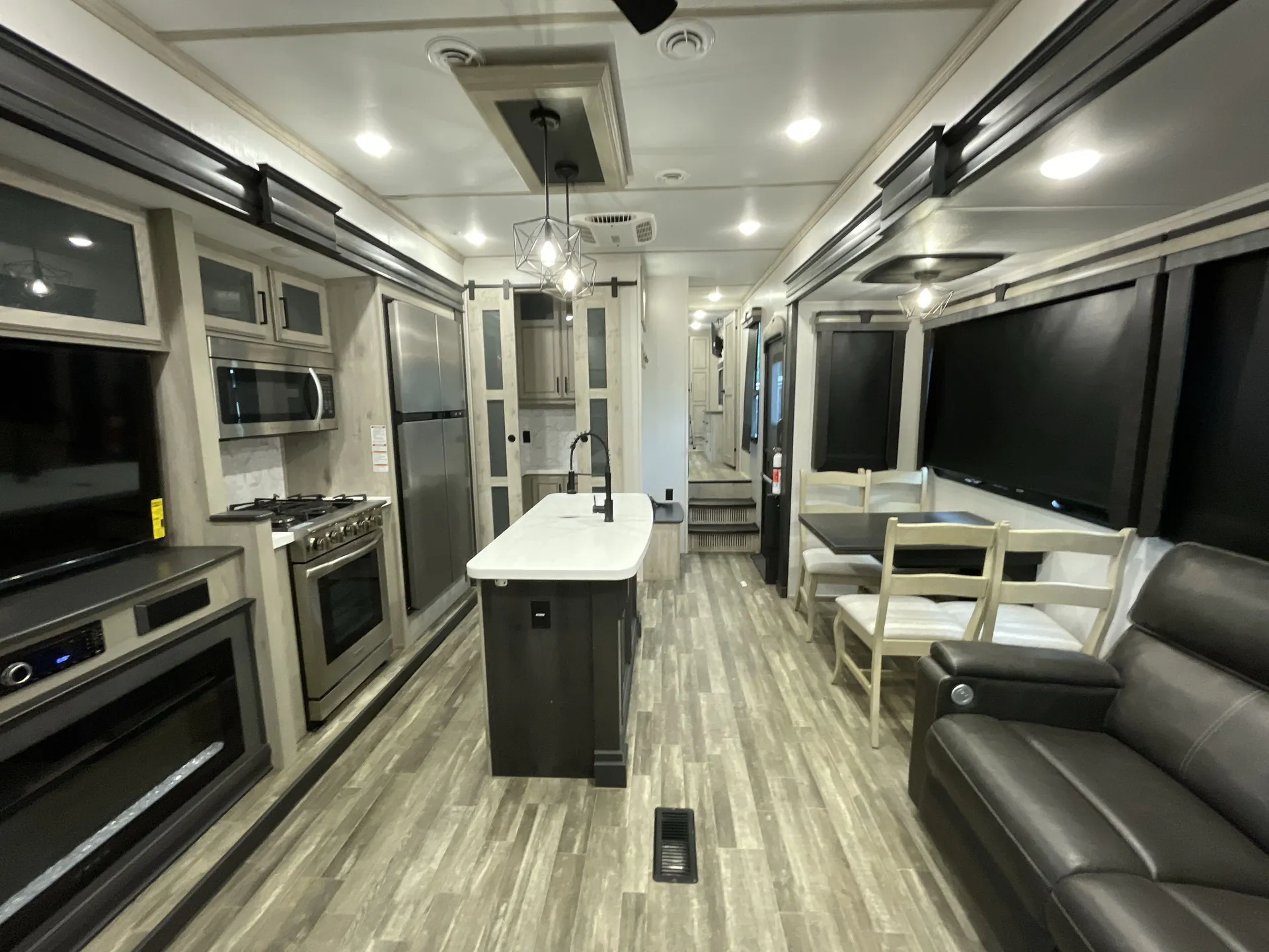 2023 Keystone Alpine 3912DS — living area main