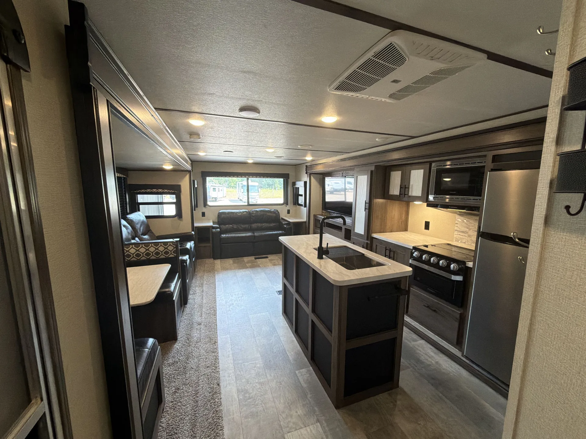 2020 Prime Time Avenger 28REI — living area main