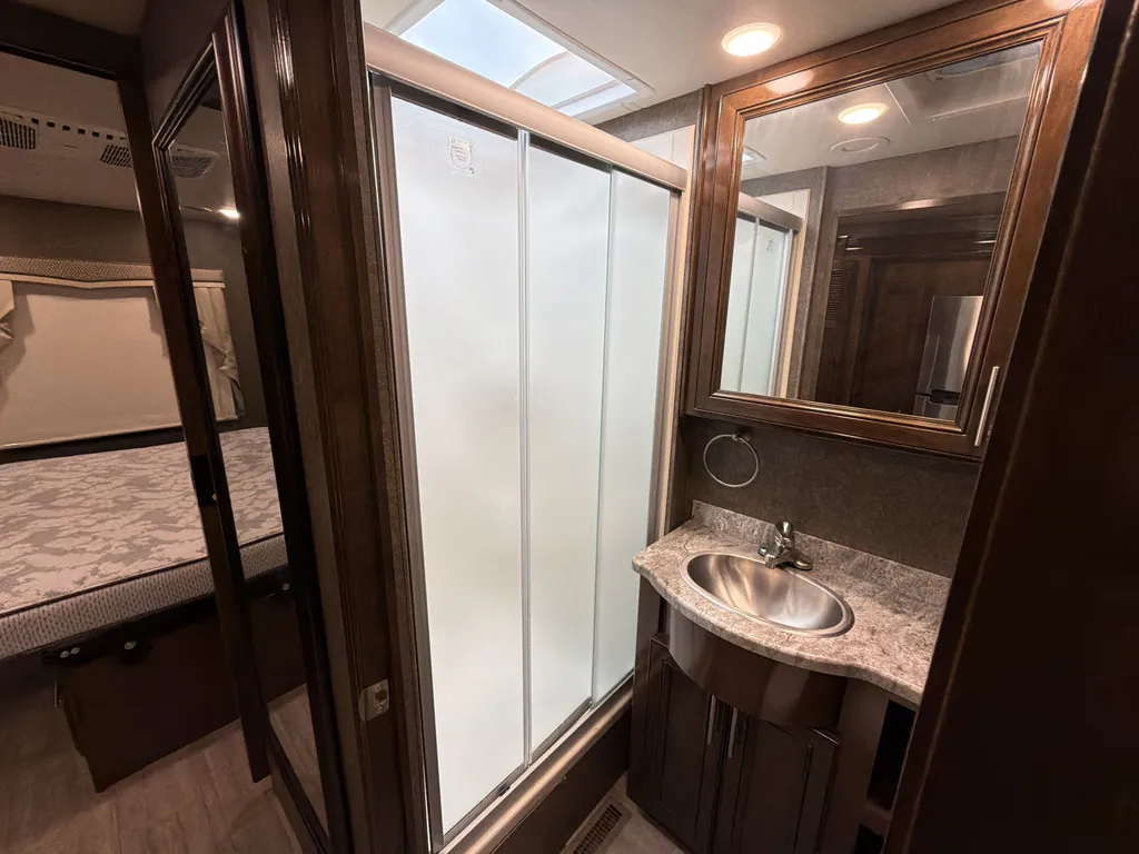 2020 Thor Motor Coach Challenger 35MQ, Photos photo 17