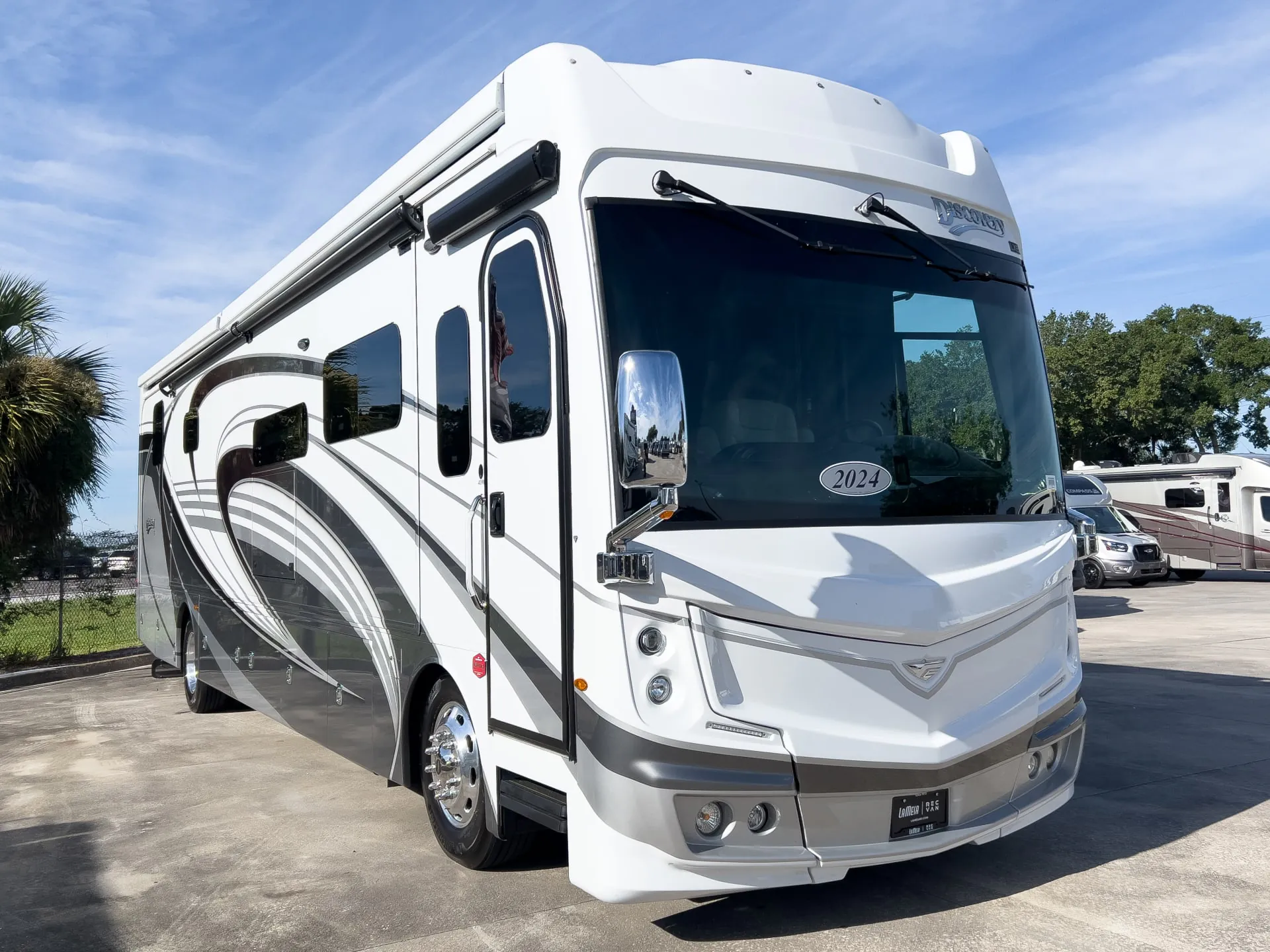 2024 Fleetwood Discovery LXE 40M - Photo 2