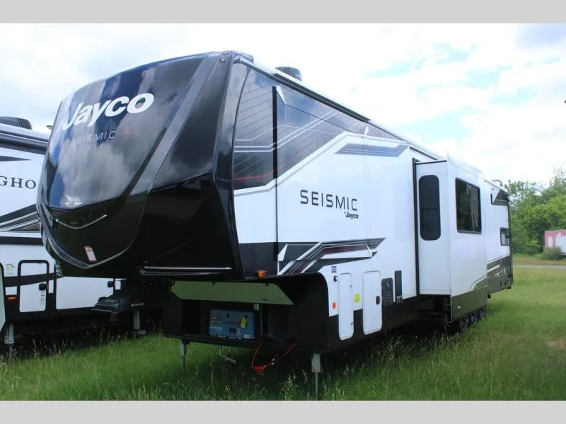 2026 Jayco Seismic 399 - Photo 3