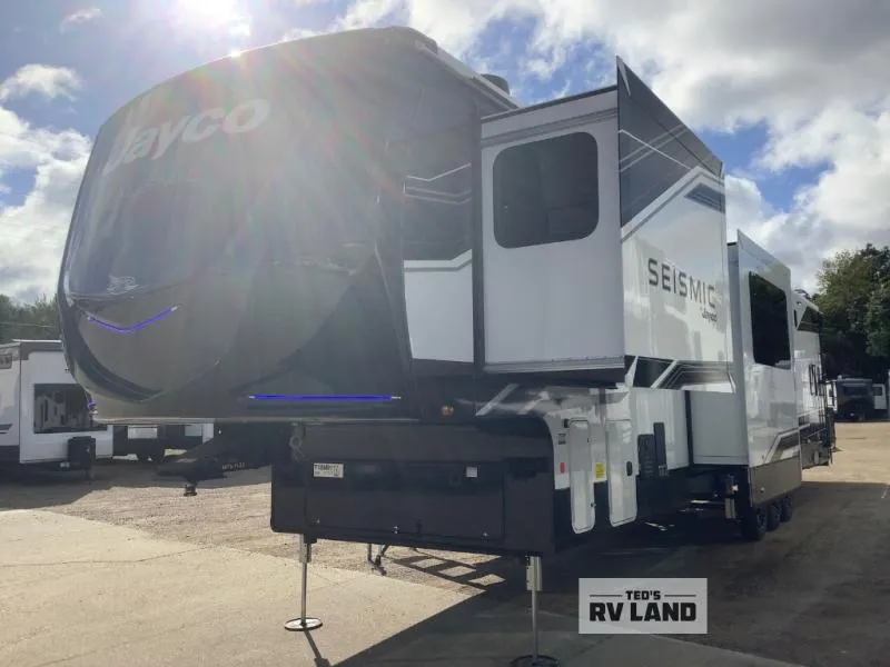 2026 Jayco Seismic 399 - Photo 4