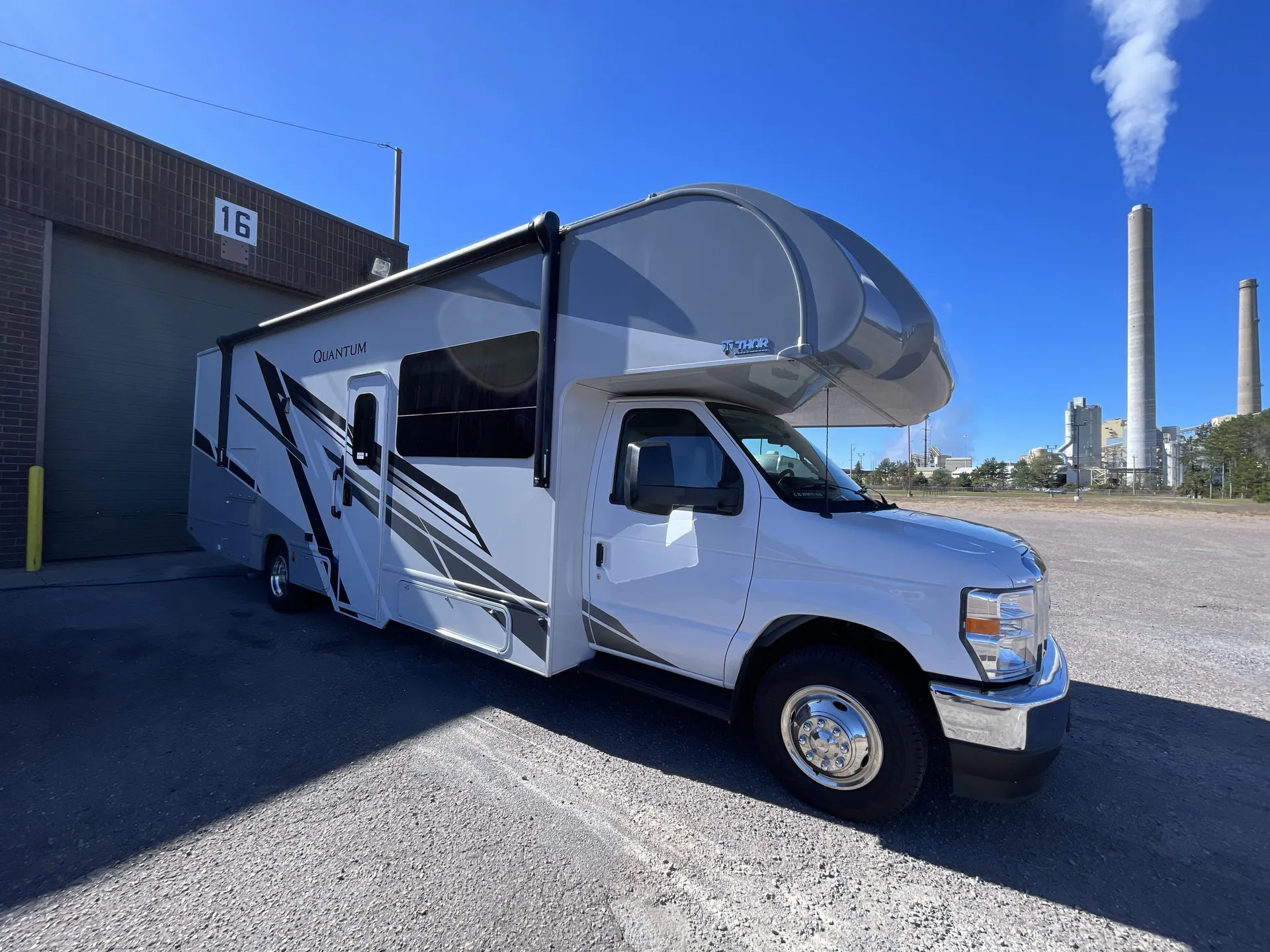 2025 Thor Motor Coach Quantum KW29 - Photo 2