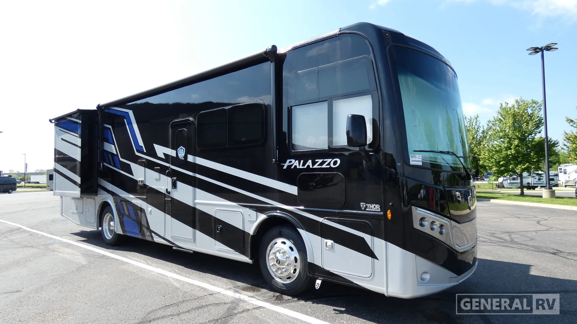 2026 Thor Motor Coach Palazzo GT 33.5 - Photo 2