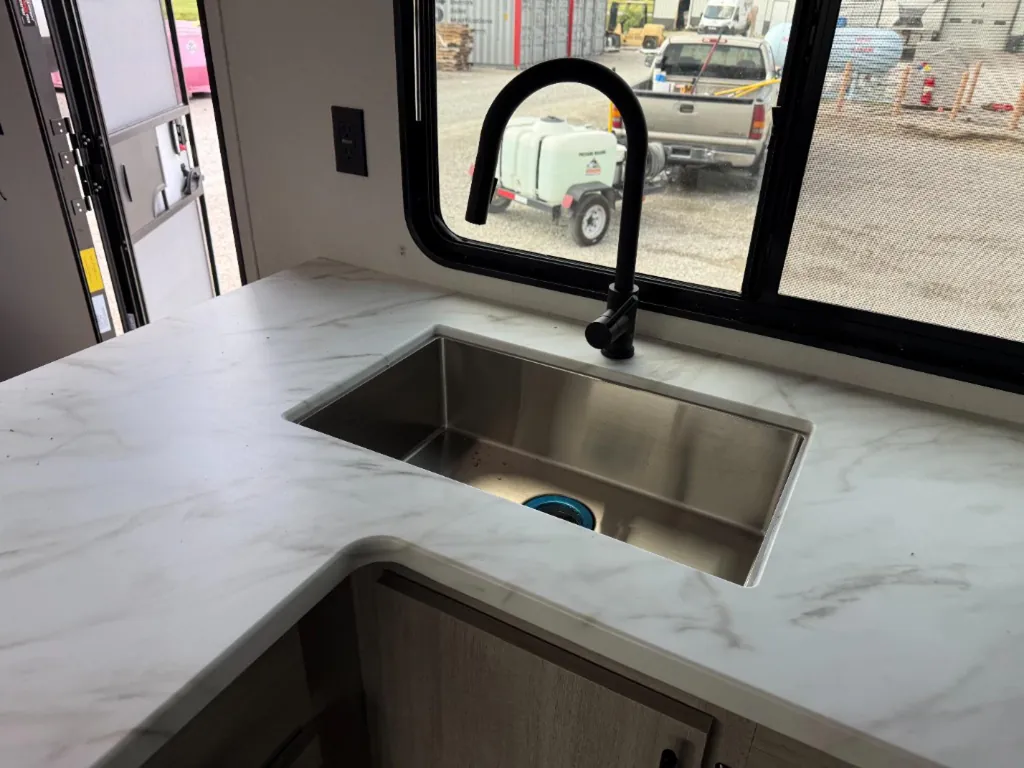 2027 EAST TO WEST Della Terra 280BH, Photos photo 19