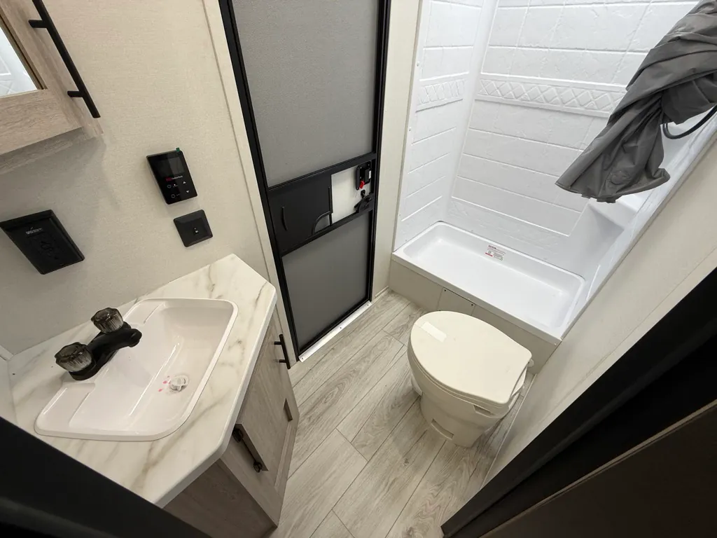 2027 East to West Della Terra 280BH, Photos photo 20