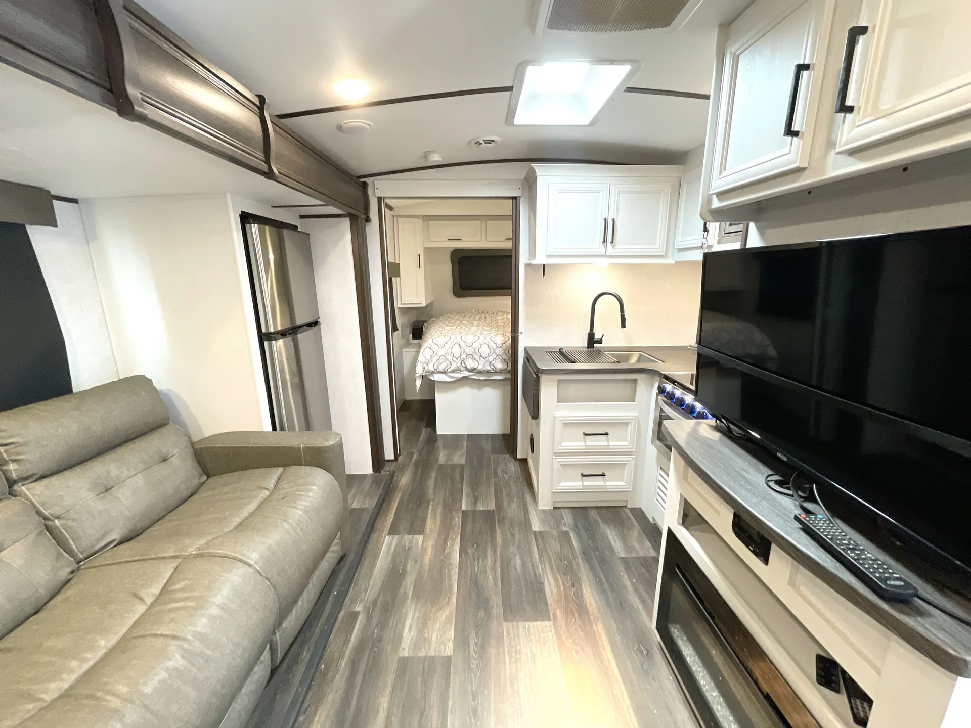 2022 Dutchmen Atlas 2202RB — living area main