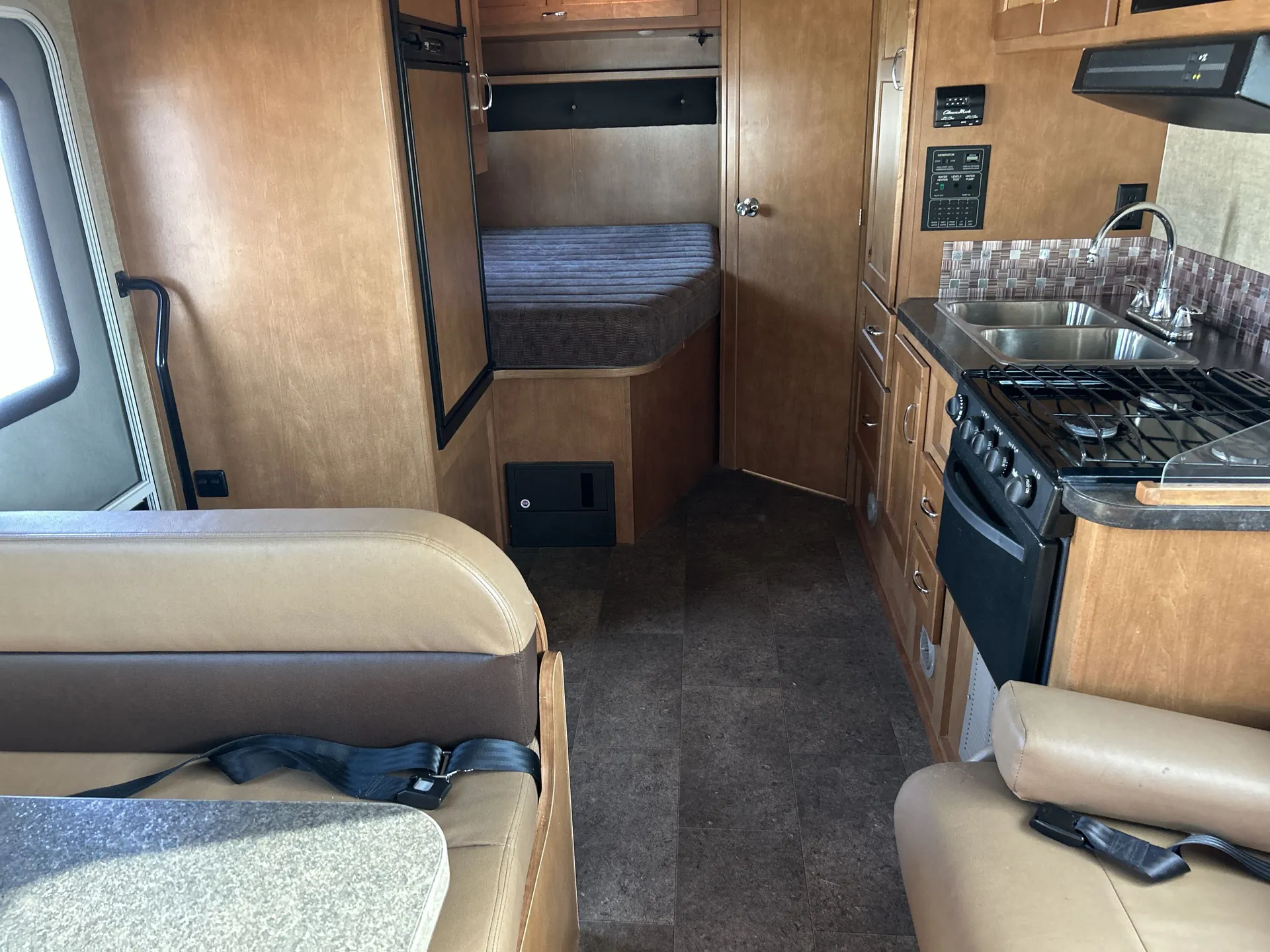 2017 Winnebago Minnie Winnie 25B — living area main