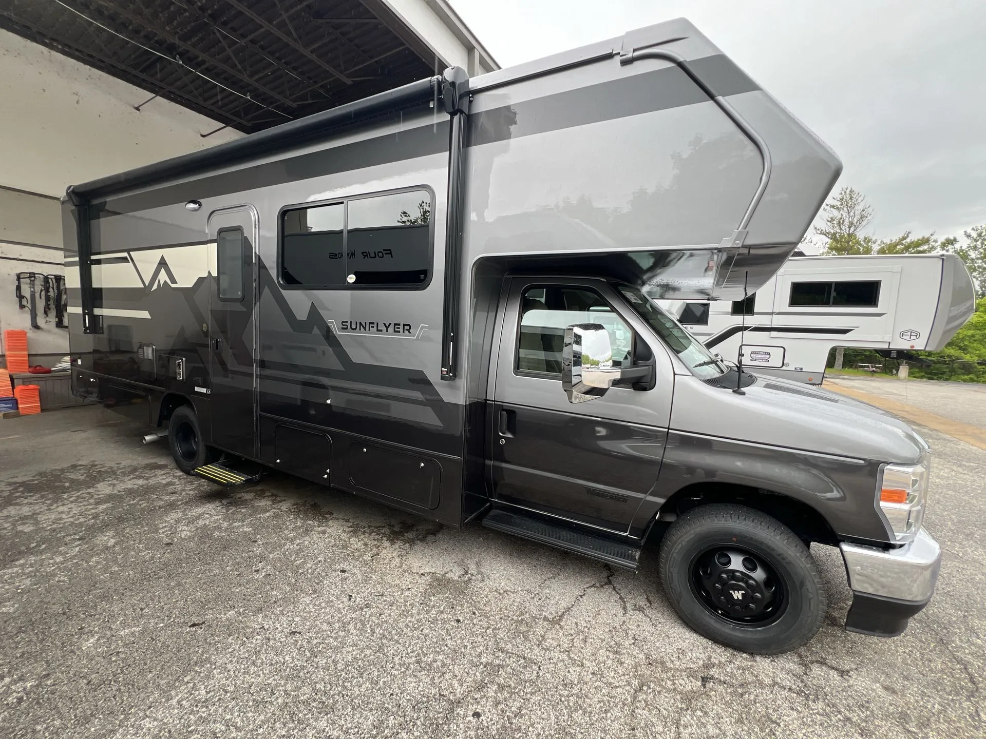 2027 Winnebago Sunflyer 26FE - Photo 2
