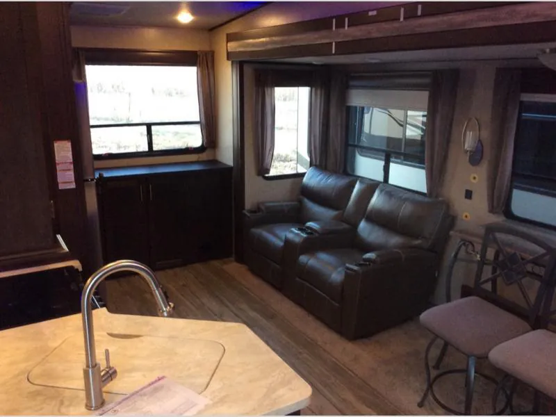 2018 Forest River Cherokee Arctic Wolf 255DRL4 - Photo 4