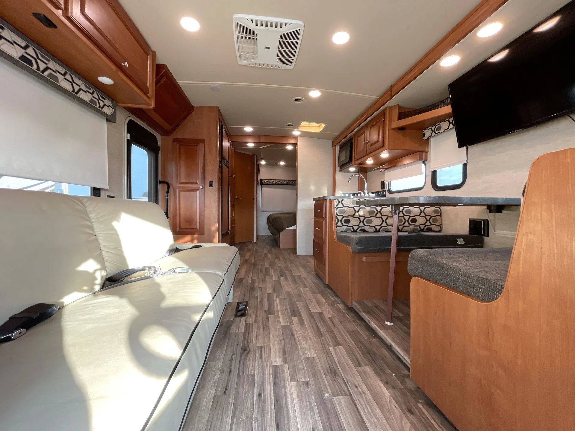 2018 Winnebago Vista 27P — living area main