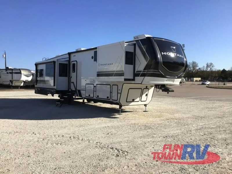 2026 Keystone Montana 3781RL - Photo 2