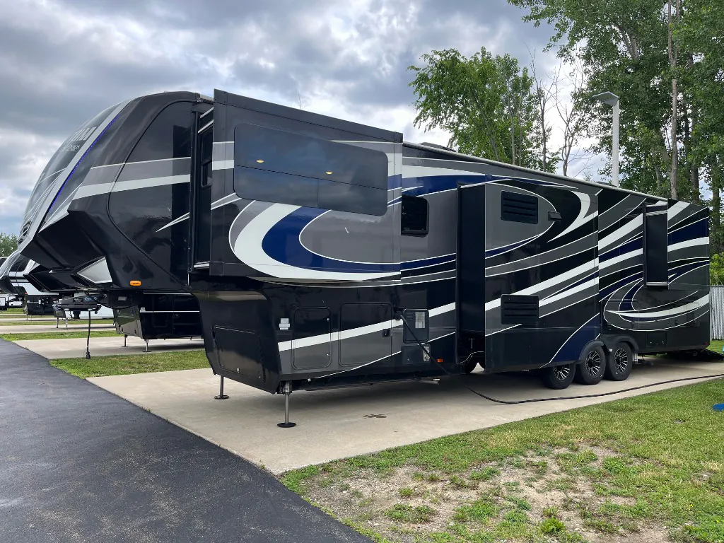 2018 Grand Design Momentum 376TH, Photos photo 6