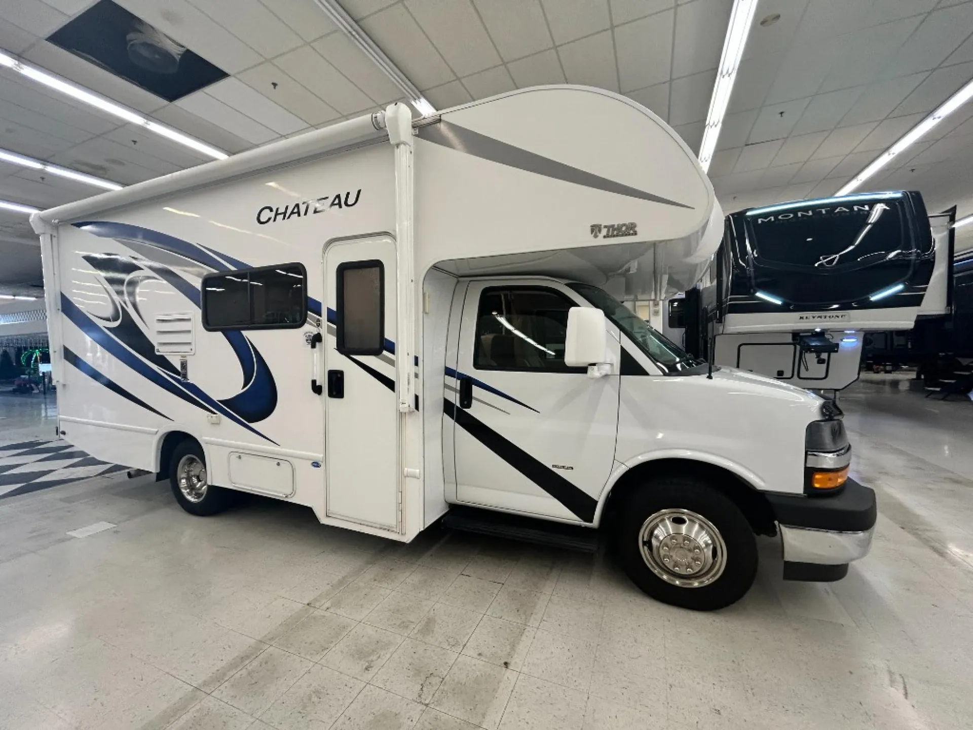 2021 Thor Motor Coach Chateau 22B - Photo 2