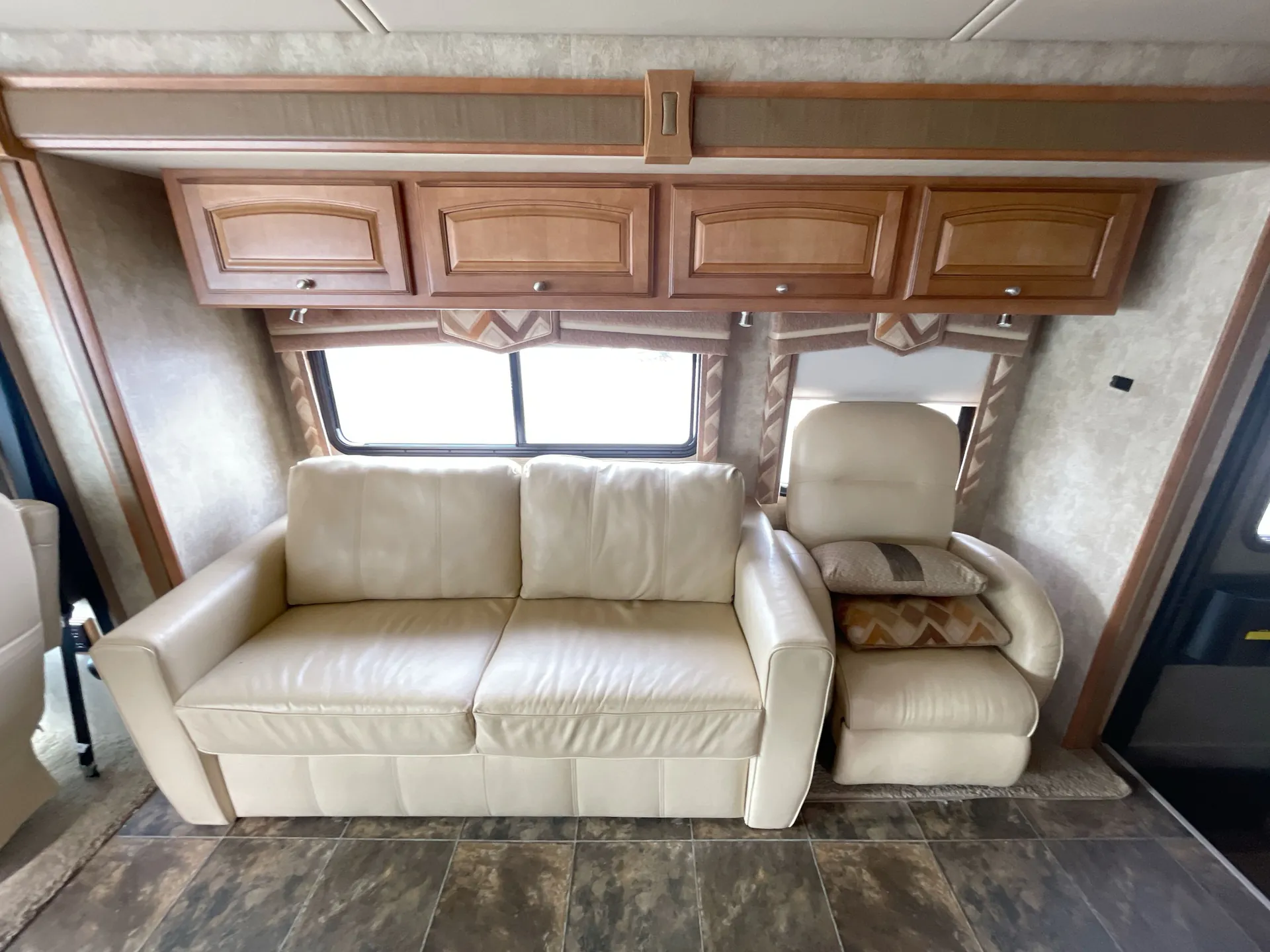 2012 Winnebago Sightseer 33C — living area main